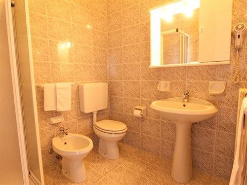 Hotel Ganfo Сірміоне Екстер'єр фото